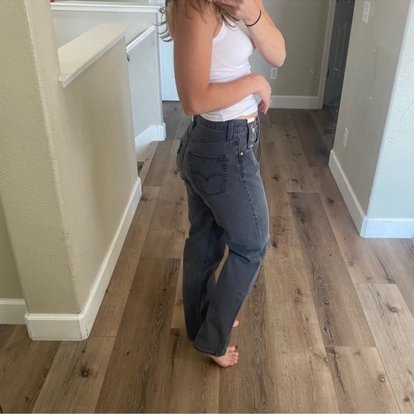 FLASH SALE! Levi's 90's black distressed relaxed jeans - Picture 3 of 17